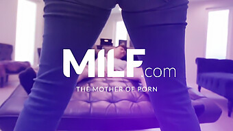 Guru Milf Panas Memberikan Blowjob Pada Anak Nakal