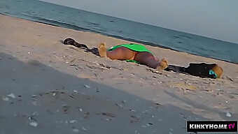 Italiaans Meisje Betrapt Op Verborgen Camera Op Naaktstrand