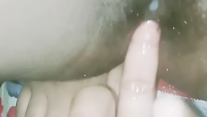 Ung Desi-babe eksperimenterer med anal fingring