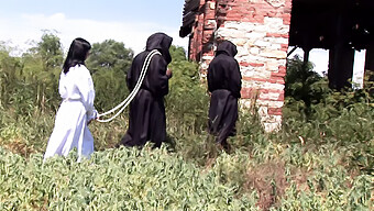 Due Ragazzi Birichini Disciplinano Una Ragazza Splendida In Un Ambiente All'Aperto