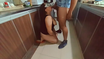 La Cugina Colombiana Magra Gode Del Sesso Orale E Della Leccata Di Figa In Cucina