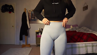 Fitnessentusiaster Njuter Av Ett Hett Möte Med En Kåt Gympabesökare I Tighta Shorts Och En Synlig Cameltoe