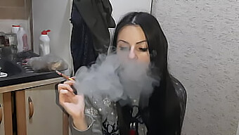 我的女友沉迷于她的吸烟癖好,而我则与另一个女人进行亲密行为 - 女同性恋和恋物癖