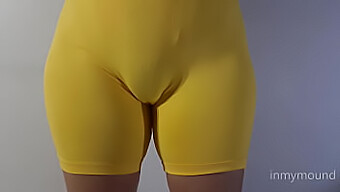 Genießen Sie Den Anblick Einer Atemberaubenden, Sportlichen Figur In Engem Spandex, Die Ihre Behaarte Muschi Zeigt.