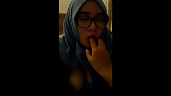 Gadis Indonesia Dengan Hijab Memberikan Blowjob Yang Penuh Gairah