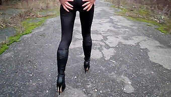 Leggings Und Stiefel Ergeben Eine Sexy Kombination