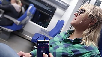 Experimenta El Placer Supremo Con Un Orgasmo A Control Remoto En Un Tren