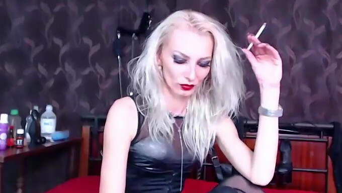 Video MistressQ01 s 60 fps s chudým femdom fajčením