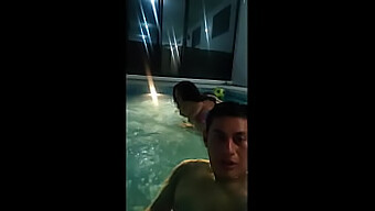 Saya meminta teman saya untuk berenang dan kemudian saya memberinya blowjob