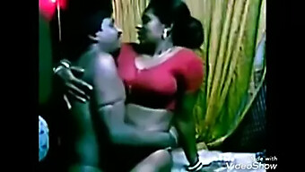 Uma dona de casa da vila em um saree se envolve em sexo áspero com seu marido de pele escura, filmado na privacidade de sua casa