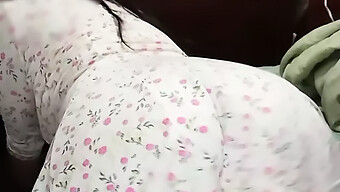 Adolescenta Latină Excitantă Experimentează Orgasm Intens