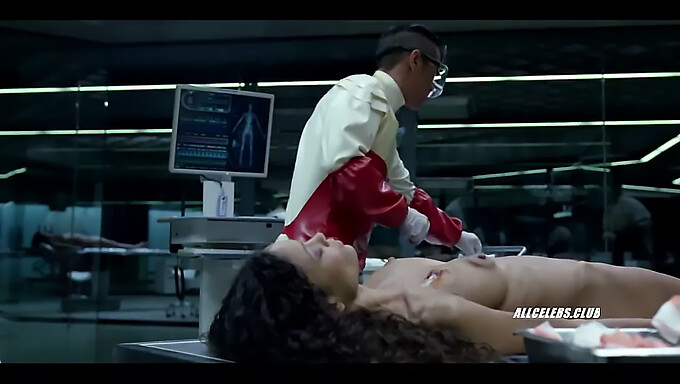 Les seins alléchants de Thandie Newton et Angela Sarafyan dans Westworld