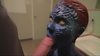 Le Labbra Cosplay Di Mystique Giocano Con La Lingua