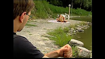 Zwei Wunderschöne Frauen Betreiben Lesbische Aktivitäten Am Strand Und Ziehen Die Aufmerksamkeit Eines Jungen Mannes Auf Sich.