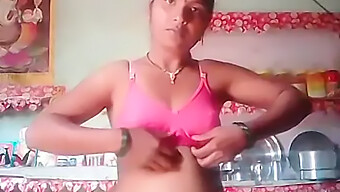 Tía India Se Hace Una Selfie Desnuda Con Sus Grandes Tetas Naturales