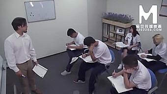 Madou Media的叛逆女同学在热门国内视频中