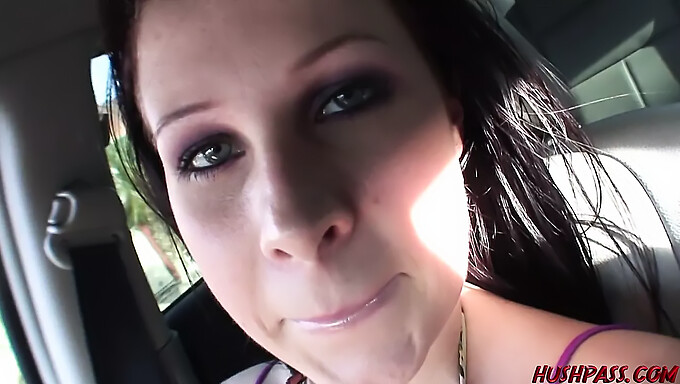 Gianna Michaels, vollbusige Vixen, gibt einen Blowjob in einem Van, bevor sie hart gefickt wird