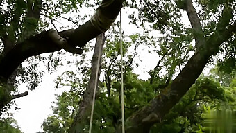 Luna Amor Disfruta De Un Día Juguetón En El Jardín Con Su Novia