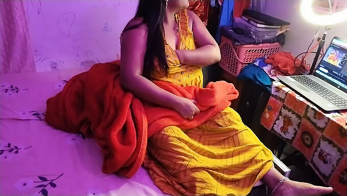 Desi bhabhi尝试分享她的摄像头秀并露出她的乳头