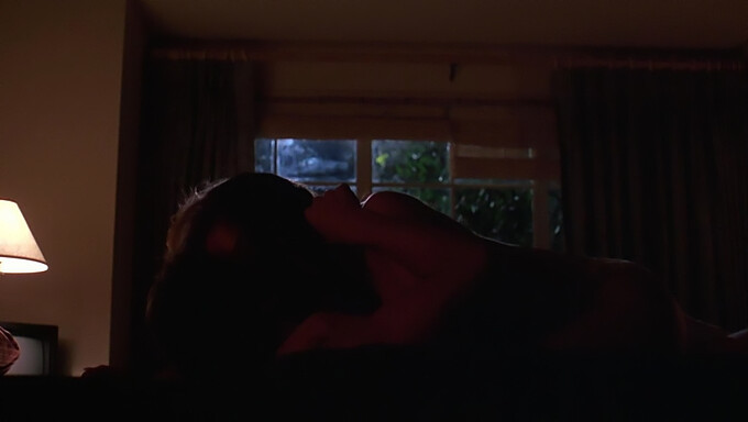 El seductor beso de Kelly Preston en "Spellbinder" Parte 2