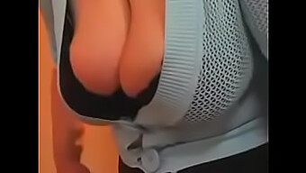 Una MILF de vieja escuela con grandes tetas naturales se pone traviesa