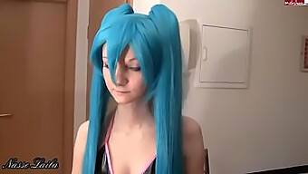 Ragazza tedesca riceve una sborrata in faccia dopo il sesso cosplay con Miku Hatsune in un video hentai