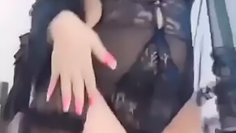 Desi Aunty'S Sensual Handjob And Beautiful Body