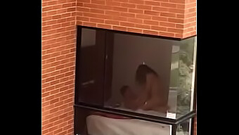 Pareja Cachonda Pillada En El Acto Junto A La Ventana