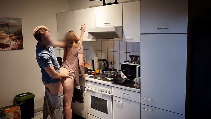 En familieaffære bliver til hård sex mellem stedsøster og bror