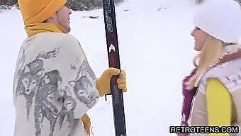 Une chaude adolescente blonde se fait baiser brutalement dans une cabine de montagne vintage.