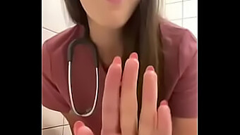 Una Chica En Uniforme Se Complace En El Baño Del Hospital