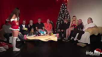 Ein Wilder Weihnachtsgruppenfick Mit Reifen Und Jungen Teilnehmern