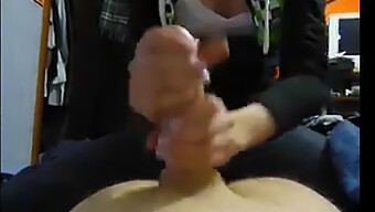 Zelfgemaakte Video Van Vriendin Die Een Grote Lul Een Handjob Geeft