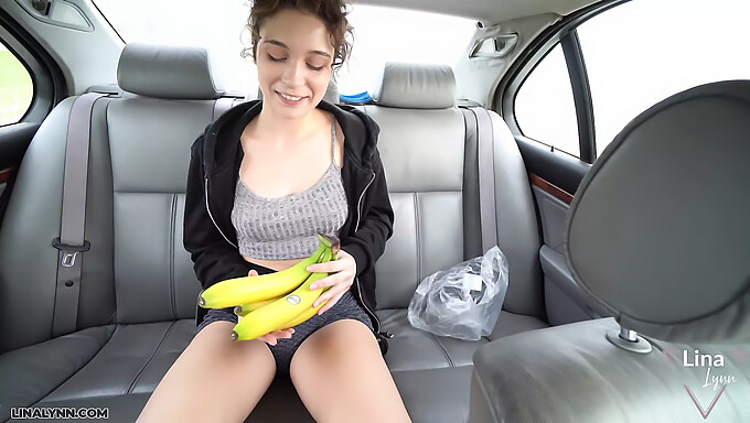 La magra adolescente Lina Lynn si dà piacere con una banana in un video fatto in casa