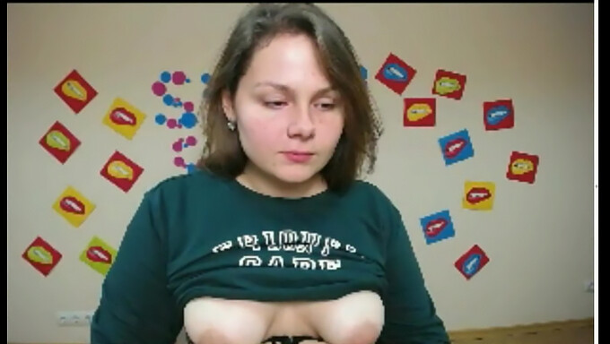 Ukrajinská žena Anna odhaluje svá prsa v porno videu