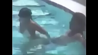 Coppia Spia In Una Piscina Umida E Selvaggia