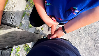 ภาพ Pov ของ Handjob กลางแจ้งที่มีความเสี่ยงใกล้กับทะเลสาบ