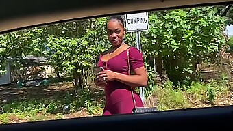 Una Chica Afroamericana Realiza Sexo Oral Para Un Paseo