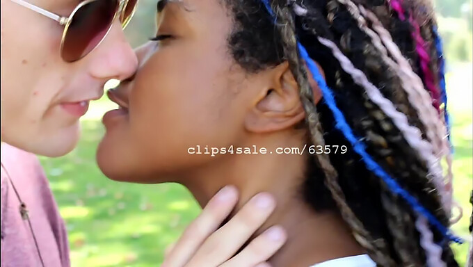 Interracial par delar en kyssvideo.