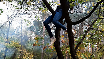 Ein Brünettes Mädchen Masturbiert Heimlich, Während Sie Auf Einen Baum Klettert - Lesbenfetisch