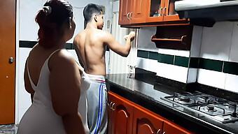 Mulheres Maduras E Bonitas Ao Lado São Fodidas Na Cozinha.