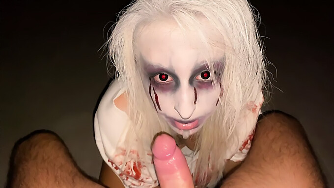 Deutsche Amateurfrau lechzt nach Sperma im selbstgemachten Halloween Video