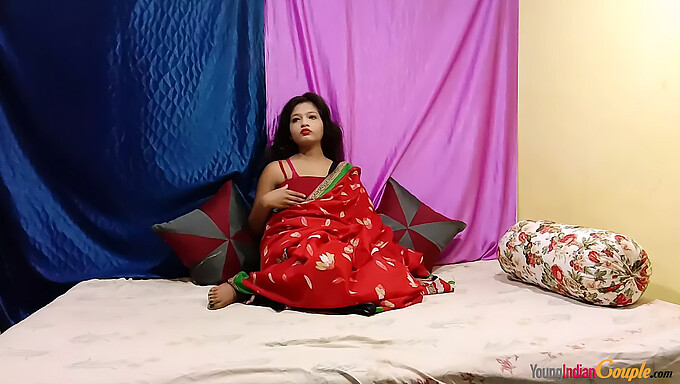 La india Sari en rojo acaricia sus grandes tetas y se frota el coño hasta llegar al clímax