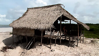 Due Coppie Kinky Si Dedicano A Attività Sessuali In Una Casa Sulla Spiaggia Su Un'Isola Isolata