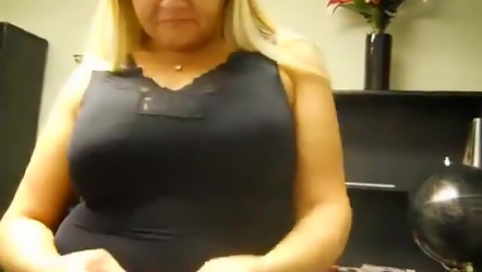 O MILF fermecătoare și plină de webcam își arată sânii mari și naturali