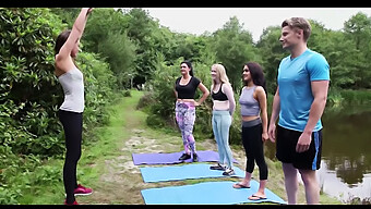 Erecția Gay-Ului Britanic În Timpul Yoga