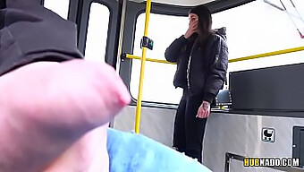 Stacy Sommers przyłapuje mnie na masturbacji w tramwaju!