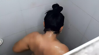 Latina Amadora De 18 Anos É Gravada Enquanto Toma Banho