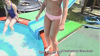 Chicas Adolescentes En Bikini Se Involucran En Sexo Oral Y Vaginal Hardcore Al Aire Libre En Una Fiesta En La Piscina