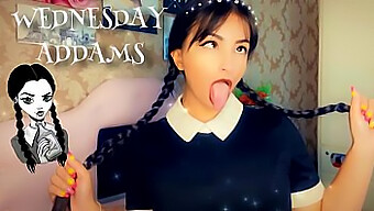 Novinha Wednesday Addams Ger En Slarvig Deepthroat-Avsugning I Hemgjord Cosplay-Video